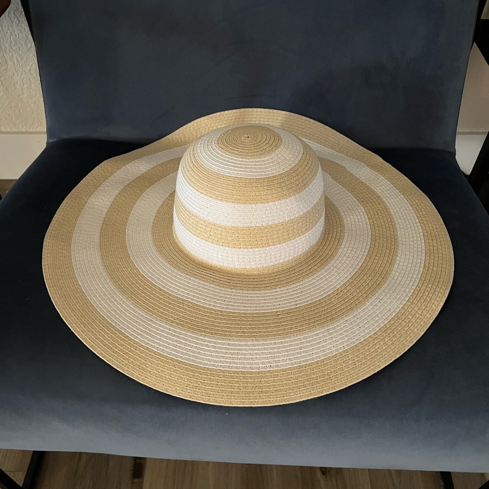 Floppy beach hat - white and tan stripped